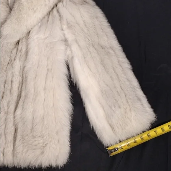 SAGA FOX Elegant White Fur Coat size L pre owned Exellent condition